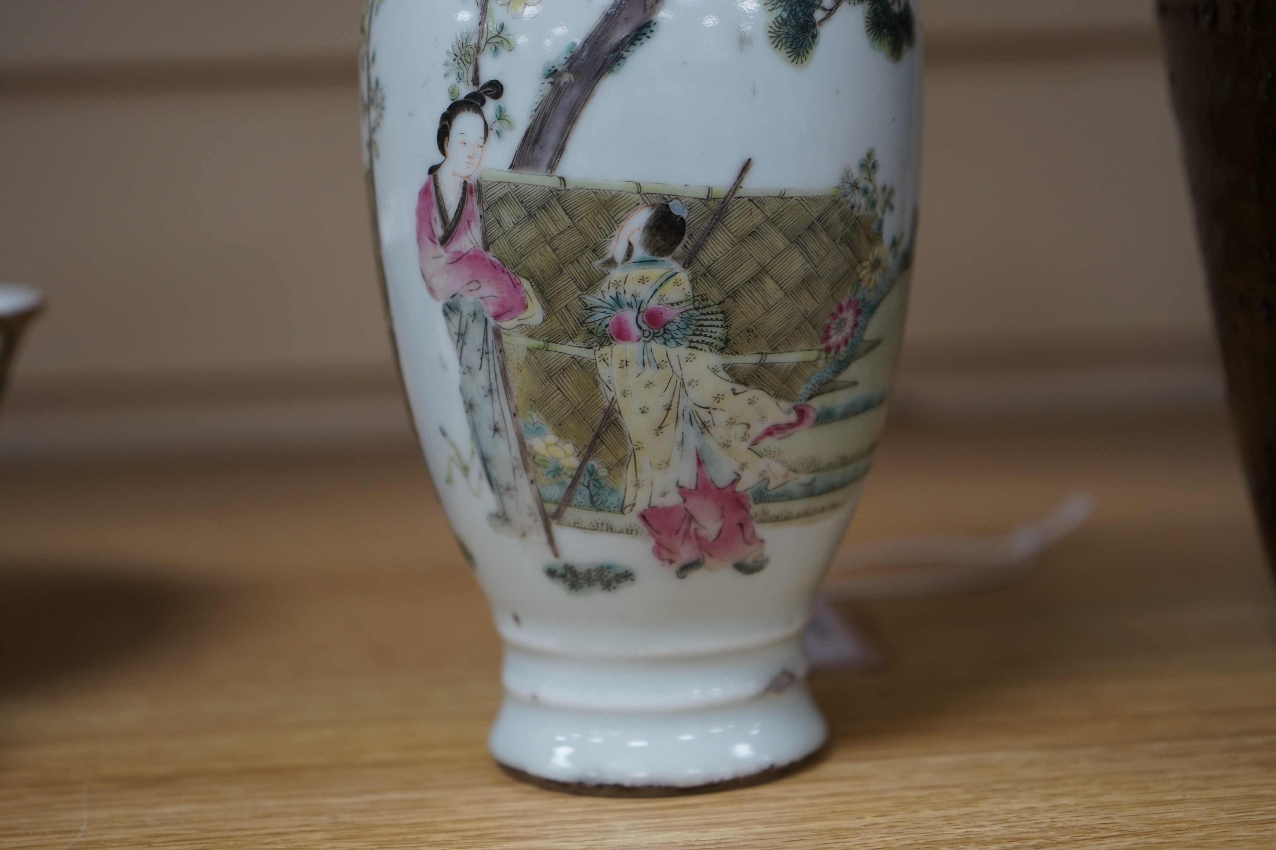 A Chinese famille rose vase, late Qing/ Republic, 20cm